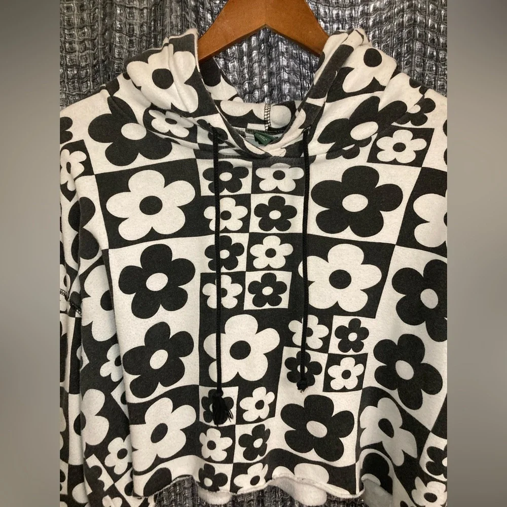 Black and White Cropped floral hoodie. - Picture 3 of 8